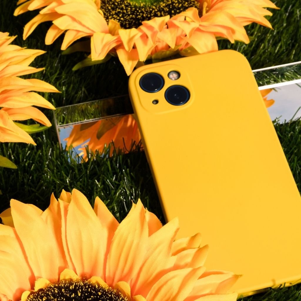 MES SERVICES ET TARIFS téléphone jaune entouré de tournesol pour une assistance digitale qui rayonne.